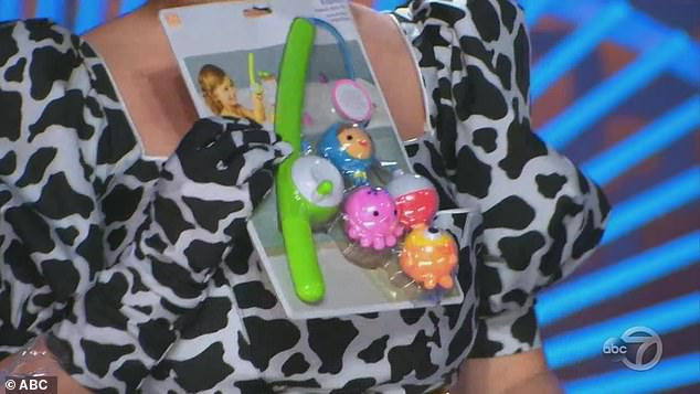 Katy Perry vạch áo lộ nội y ngay trên sóng truyền hình ‘American Idol’ ảnh 3