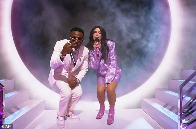 Dua Lipa siêu gợi cảm tại Grammy: Hết xuyên thấu lại thoát y ảnh 7