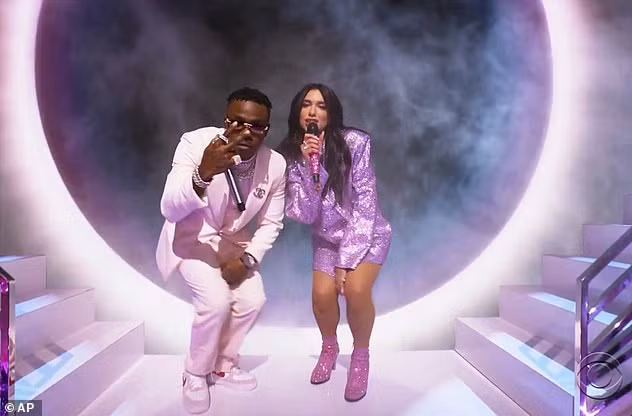 Dua Lipa siêu gợi cảm tại Grammy: Hết xuyên thấu lại thoát y ảnh 7