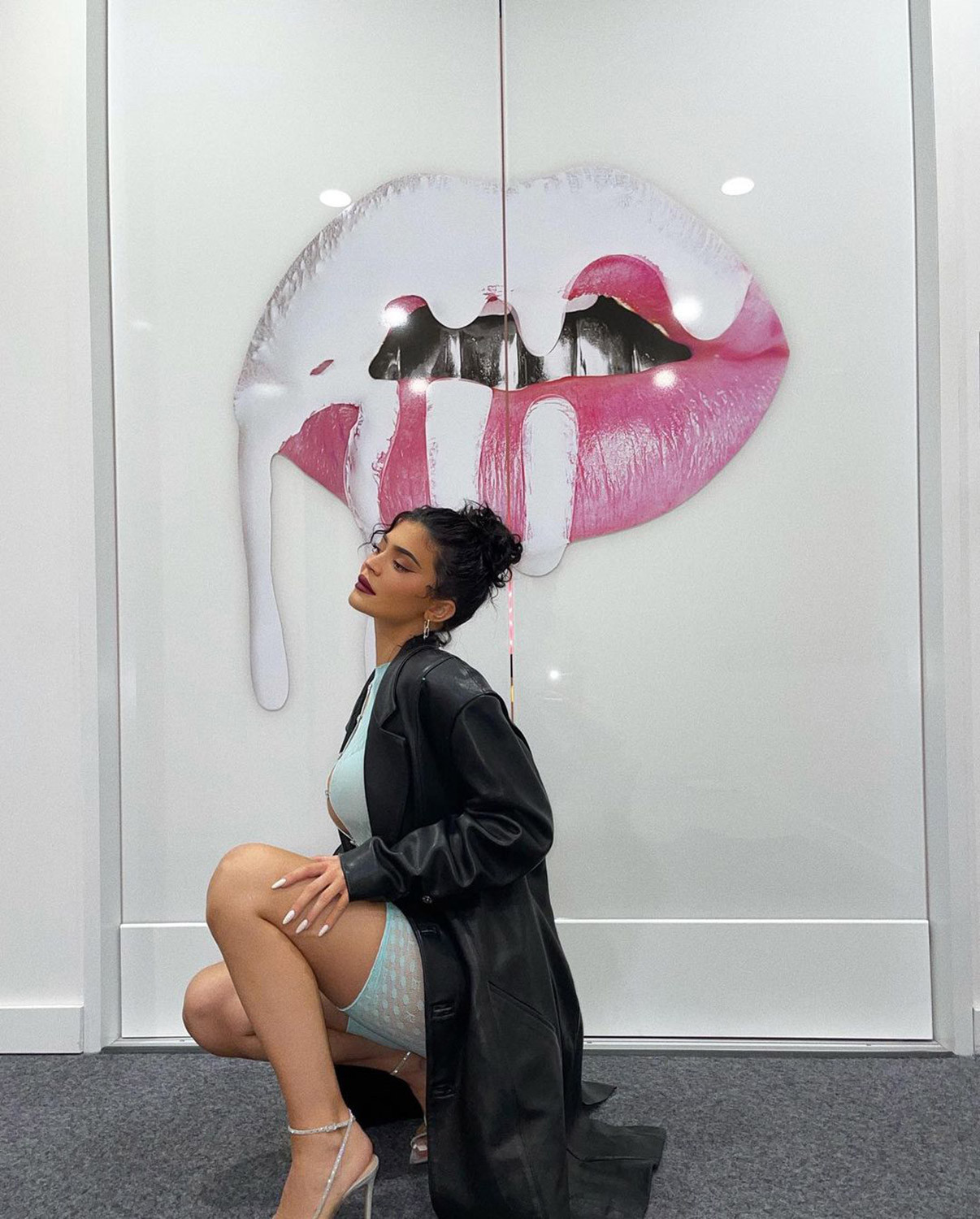 Kylie Jenner mặc đồ mỏng tang, cắt khoét lộ vòng một ‘bốc lửa’ ảnh 5