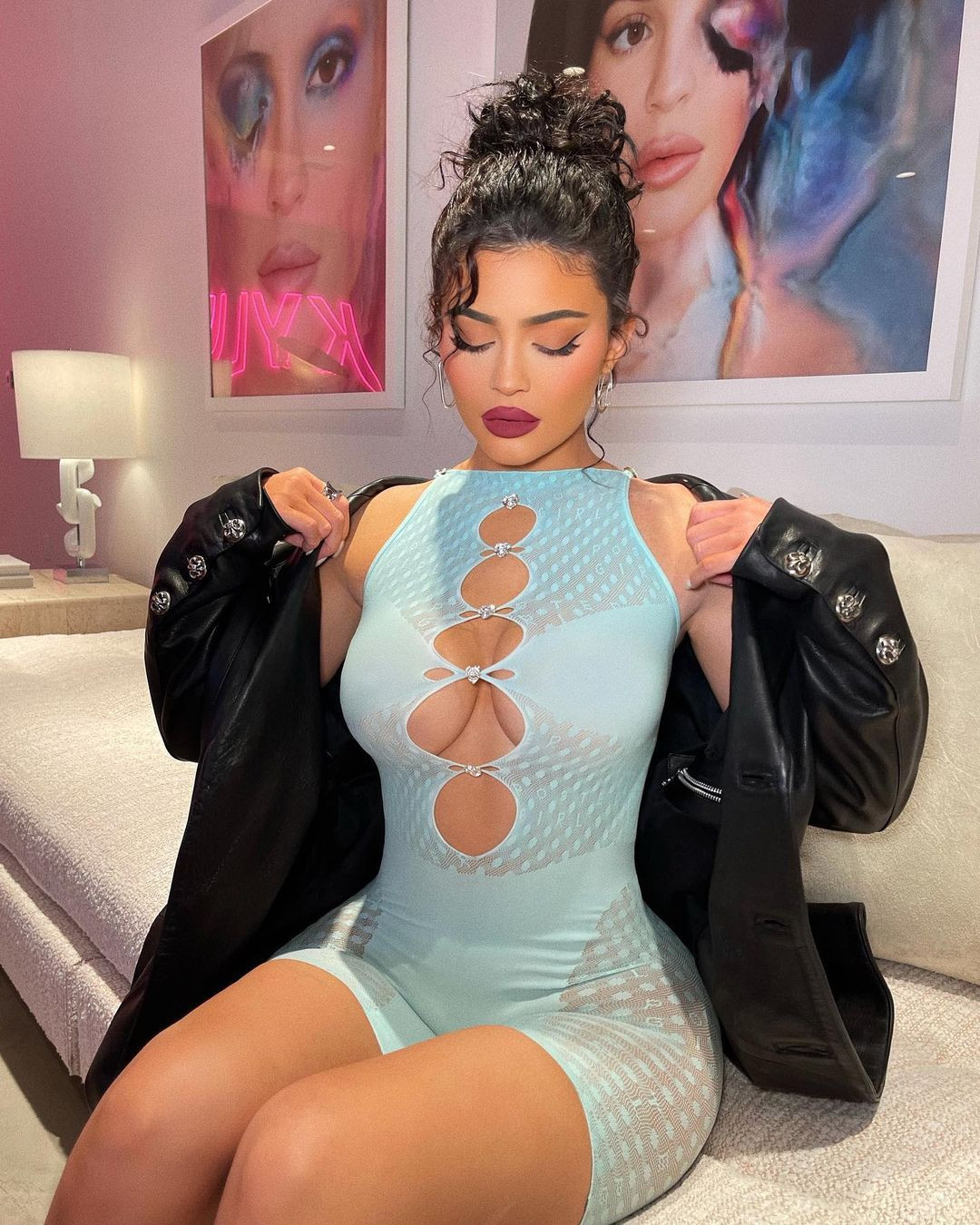 Kylie Jenner mặc đồ mỏng tang, cắt khoét lộ vòng một ‘bốc lửa’ ảnh 2