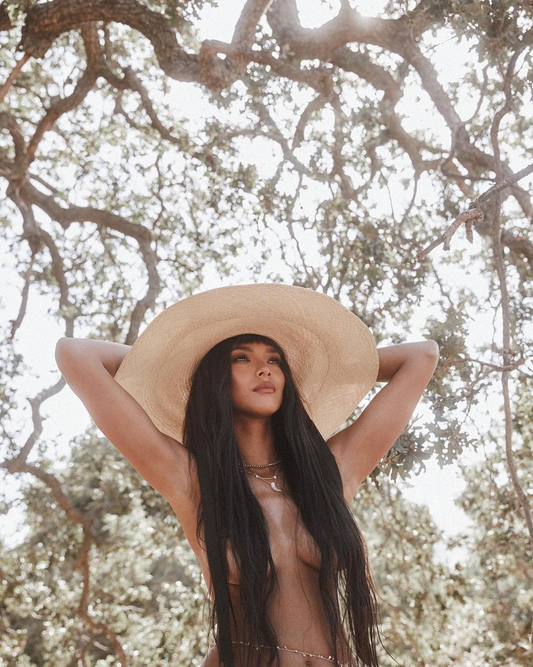 Thiên thần nội y Lais Ribeiro tung ảnh bán nude, tay che ngực trần nóng 'bỏng rẫy' ảnh 3