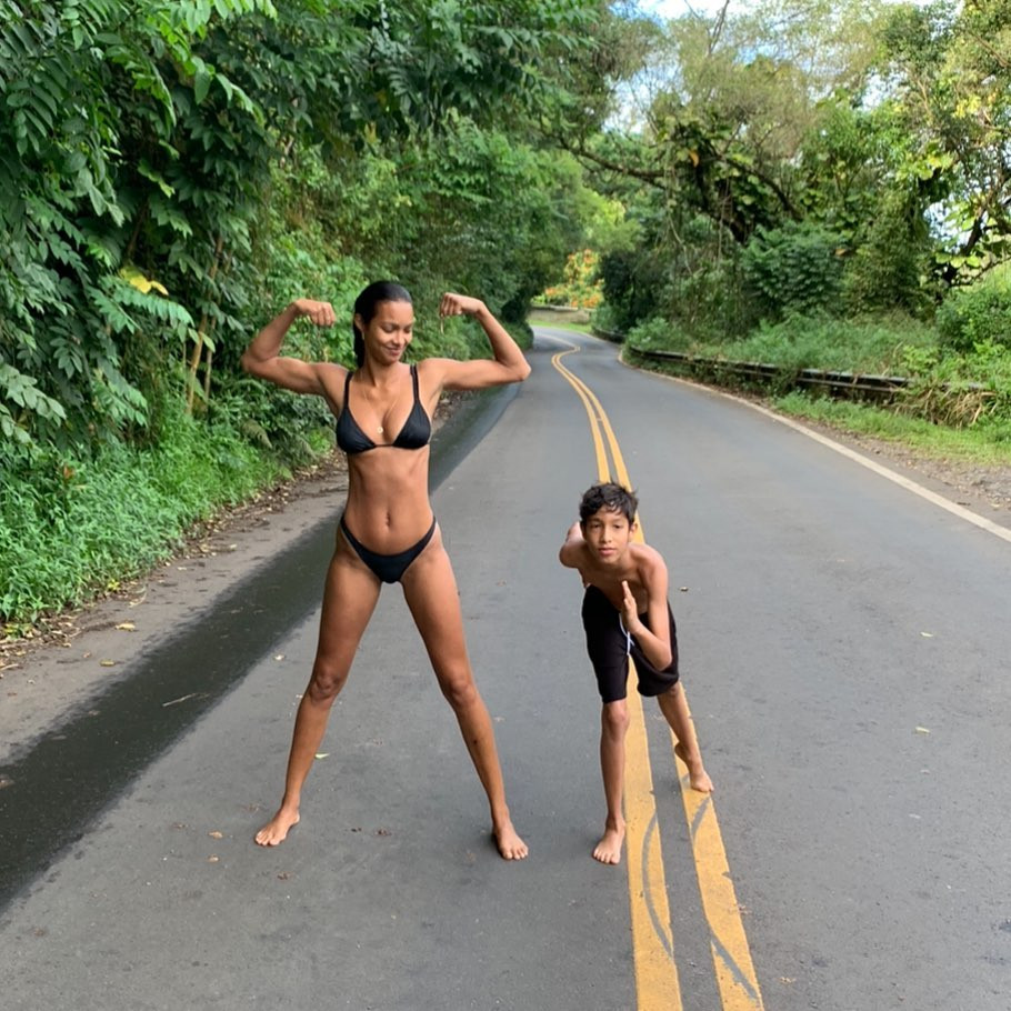 Thiên thần nội y Lais Ribeiro tung ảnh bán nude, tay che ngực trần nóng 'bỏng rẫy' ảnh 5