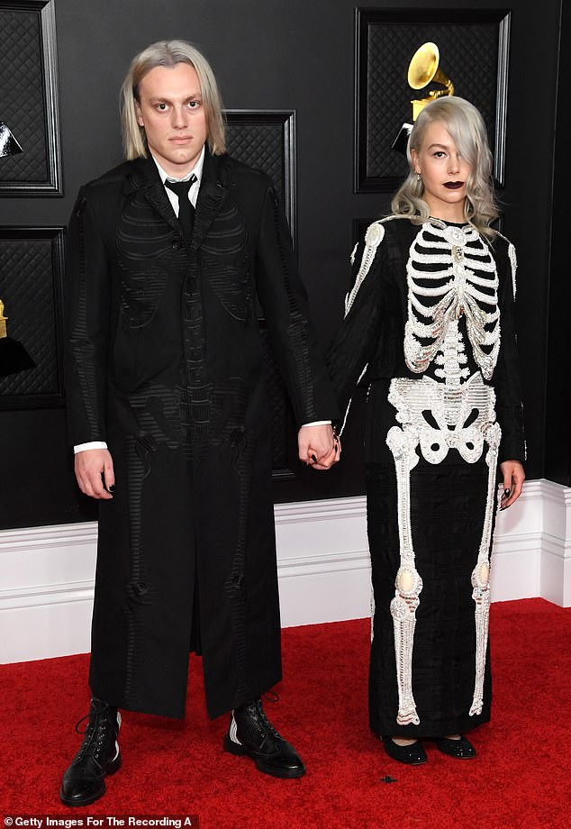 Nữ ca sĩ 9x hóa ‘bộ xương di động’ trên thảm đỏ Grammy 2021 ảnh 2