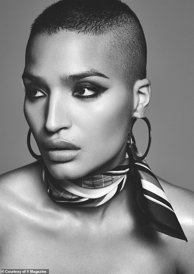 Mỹ nhân chuyển giới chụp ngực trần trên tạp chí, trải lòng về quá khứ đau đớn ảnh 7