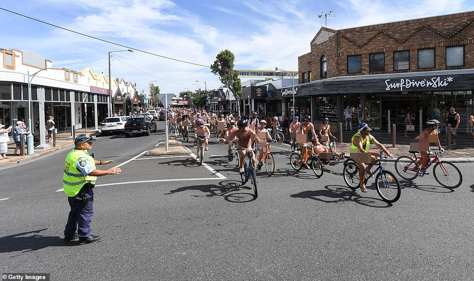 Hàng trăm người khỏa thân đạp xe quanh thị trấn du lịch ven biển ảnh 1