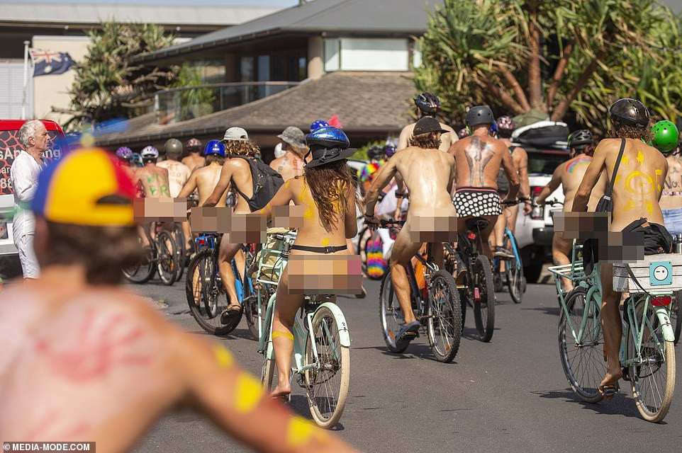 Hàng trăm người khỏa thân đạp xe quanh thị trấn du lịch ven biển ảnh 2