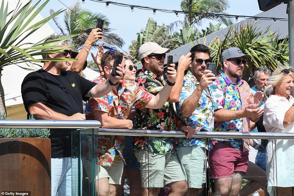 Hàng trăm người khỏa thân đạp xe quanh thị trấn du lịch ven biển ảnh 5