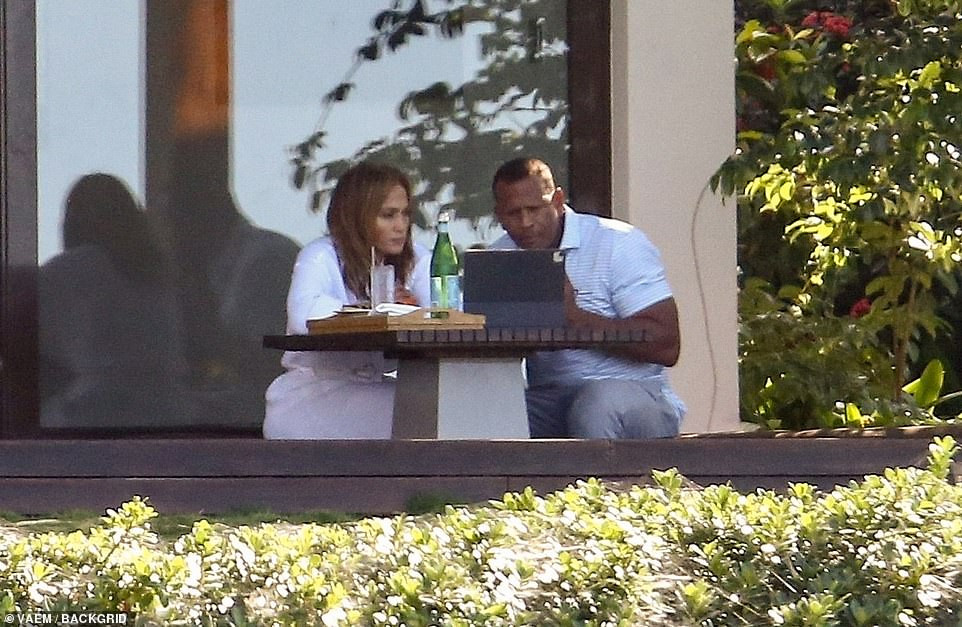 Jennifer Lopez và bồ trẻ ôm hôn tình tứ đập tan tin đồn hủy hôn ảnh 4