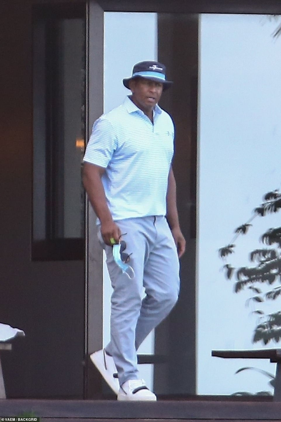 Jennifer Lopez và bồ trẻ ôm hôn tình tứ đập tan tin đồn hủy hôn ảnh 6