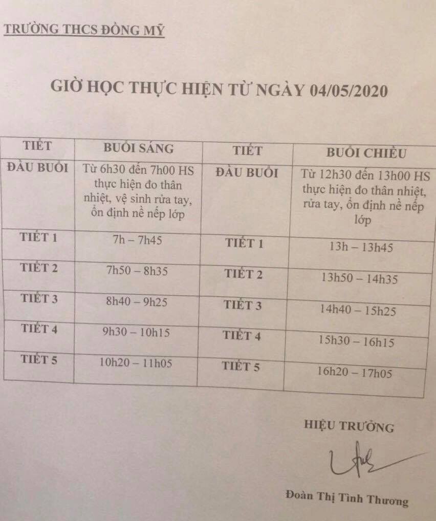 Trường không mở cổng, học sinh đội nắng nhìn vào lớp ảnh 1