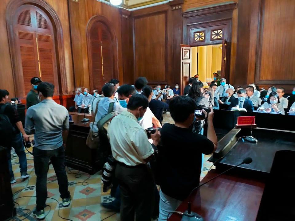 Hình ảnh phiên toà xét xử đại gia Bạch Diệp và ông Nguyễn Thành Tài tại TAND TP HCM ảnh 1