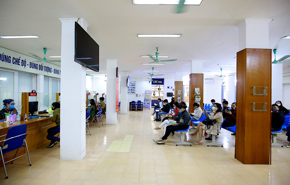 Người lao động xếp hàng khai báo nhận bảo hiểm thất nghiệp ảnh 4