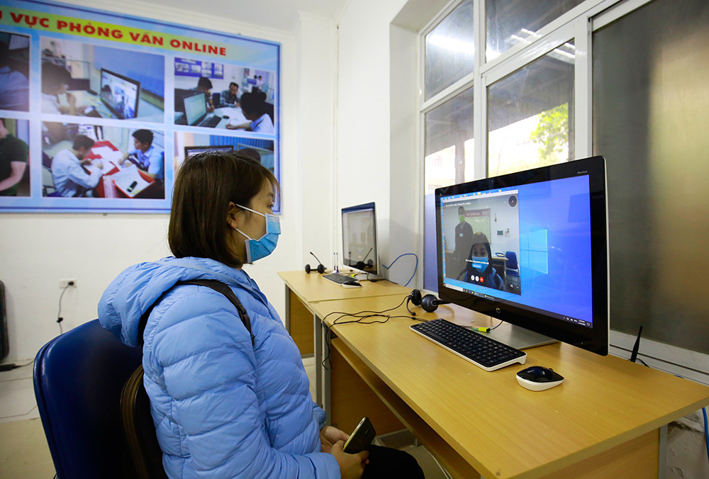 Người lao động xếp hàng khai báo nhận bảo hiểm thất nghiệp ảnh 5