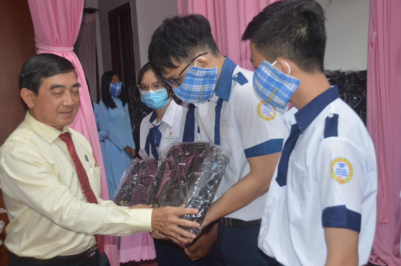 Trao 406 suất học bổng cho học sinh, sinh viên nghèo ảnh 3