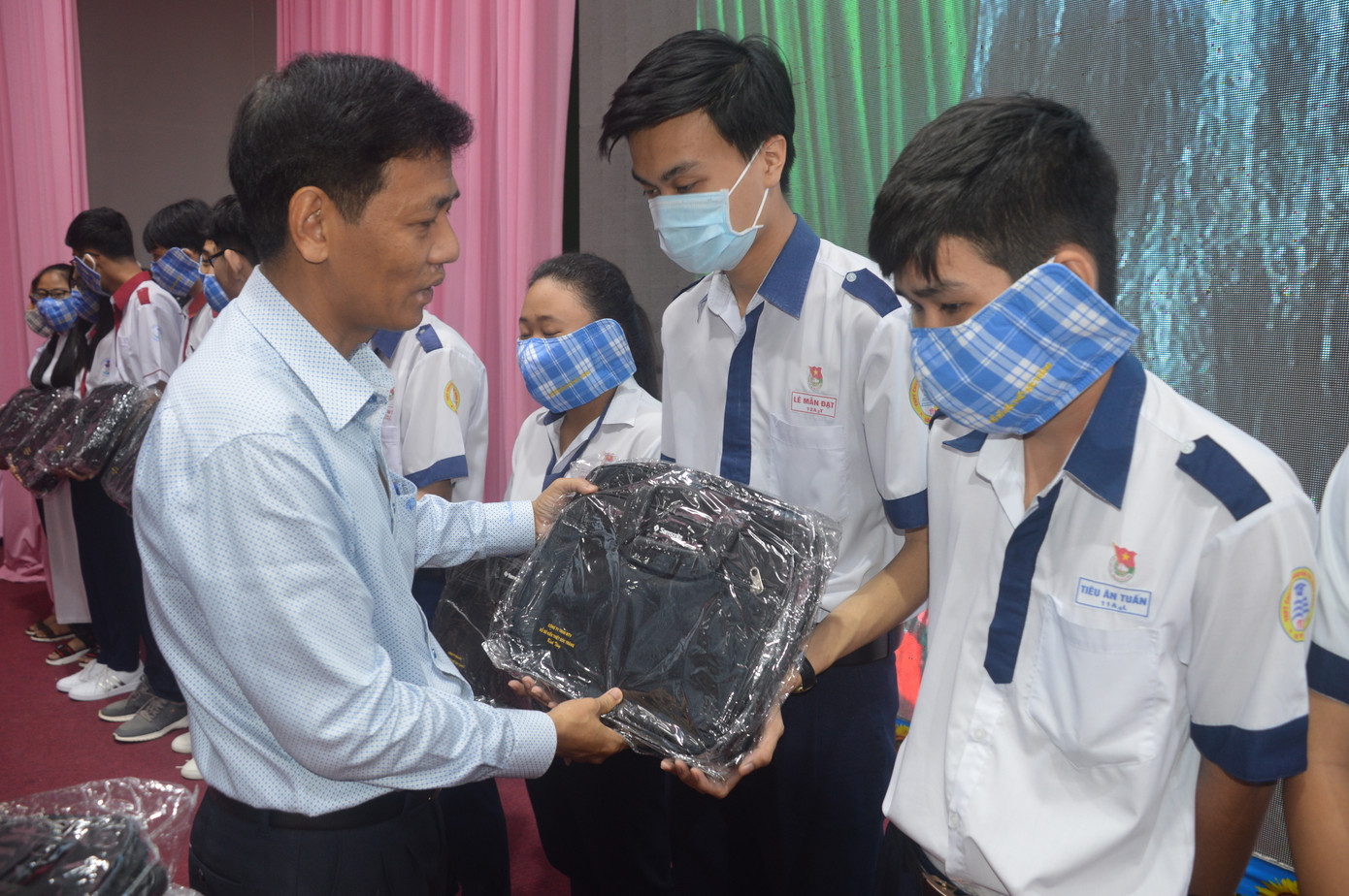 Trao 406 suất học bổng cho học sinh, sinh viên nghèo ảnh 1