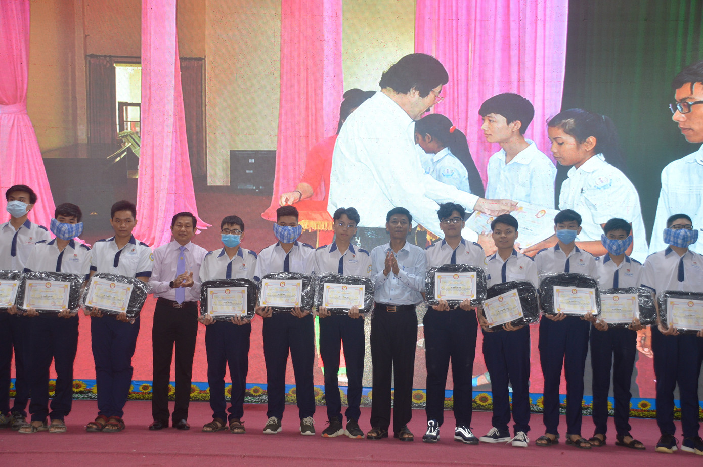 Trao 406 suất học bổng cho học sinh, sinh viên nghèo ảnh 2