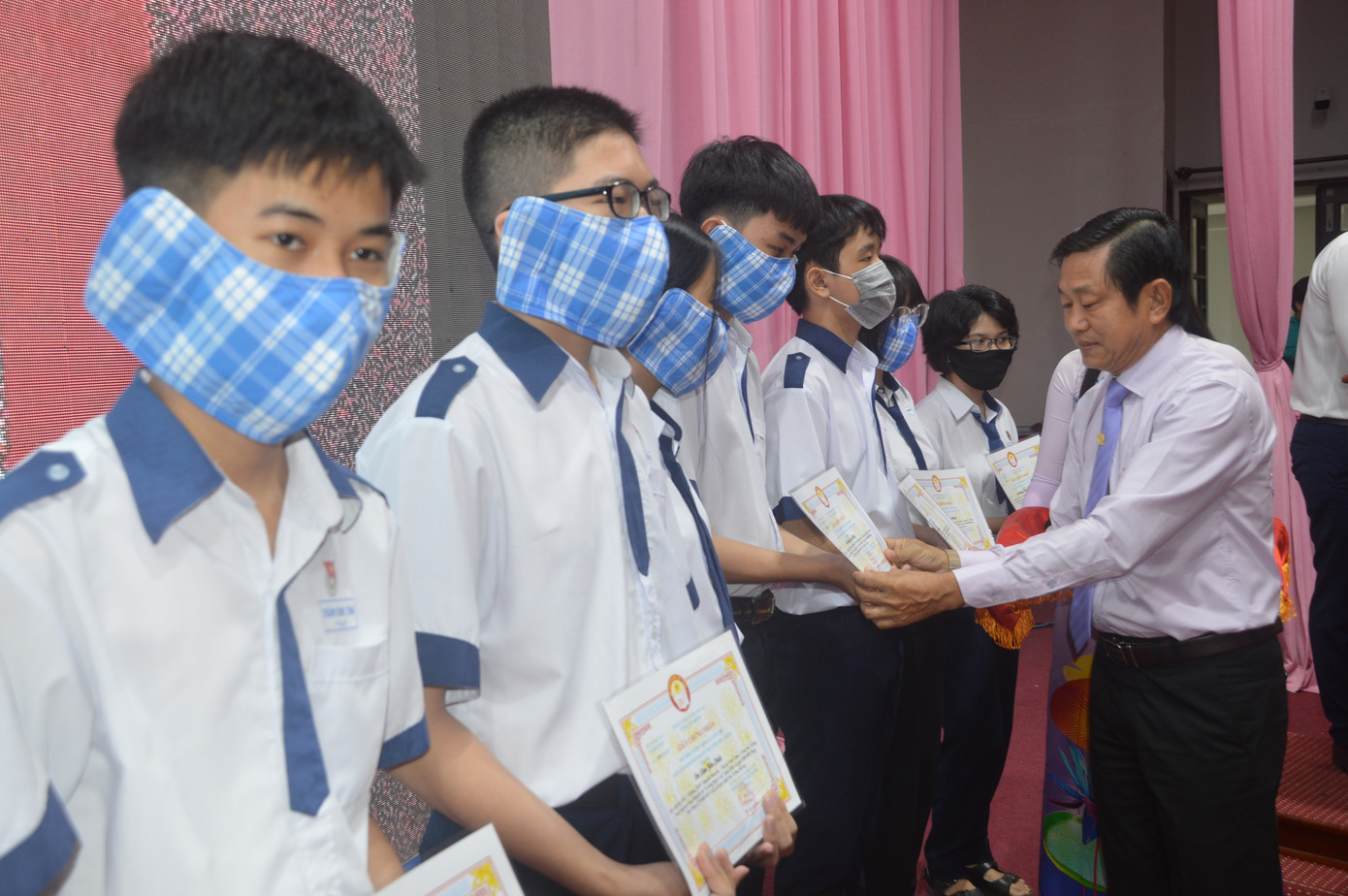 Trao 406 suất học bổng cho học sinh, sinh viên nghèo ảnh 5