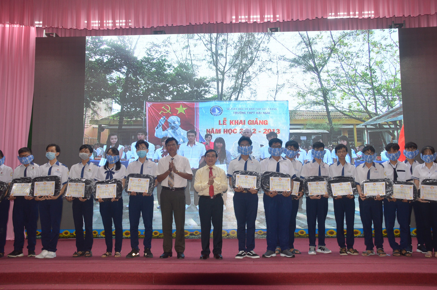 Trao 406 suất học bổng cho học sinh, sinh viên nghèo ảnh 4