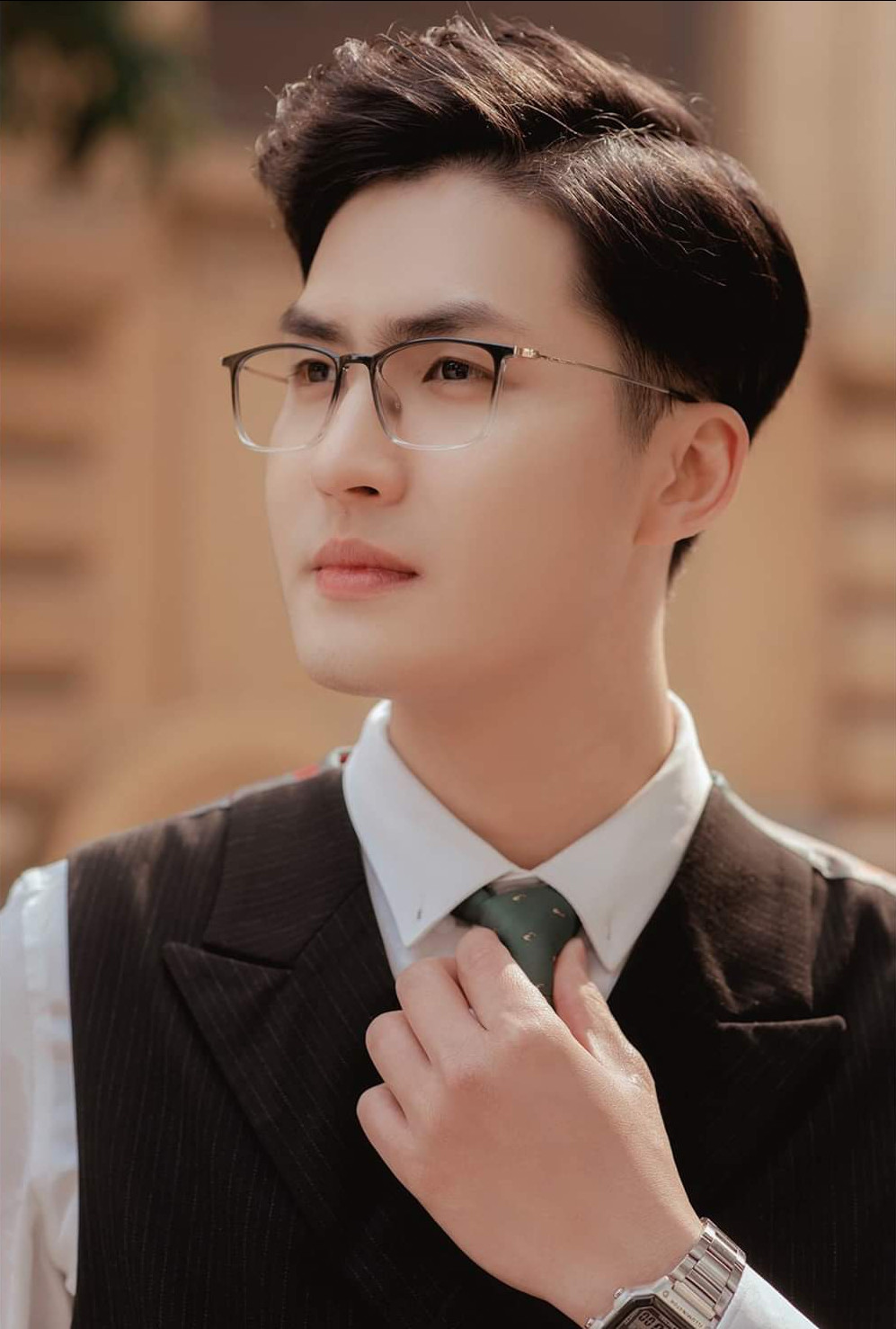 Thầy giáo livestream dạy Toán cực “gắt”, nhưng gây chú ý là nhan sắc “đánh cắp trái tim“ ảnh 3