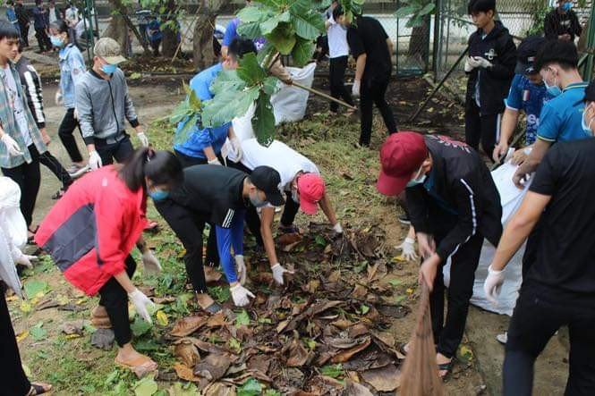Các bạn sinh viên hối hả dọn dẹp khuôn viên trường sau cơn bão dữ. Xúc động hình ảnh cô trò vùng lũ hối hả dọn dẹp, sách vở lấm lem bùn đất sau bão lũ ảnh 7