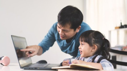 Tranh cãi việc các trường tư cho học sinh lớp 1 học online: “Chưa biết chữ học kiểu gì?“ ảnh 1