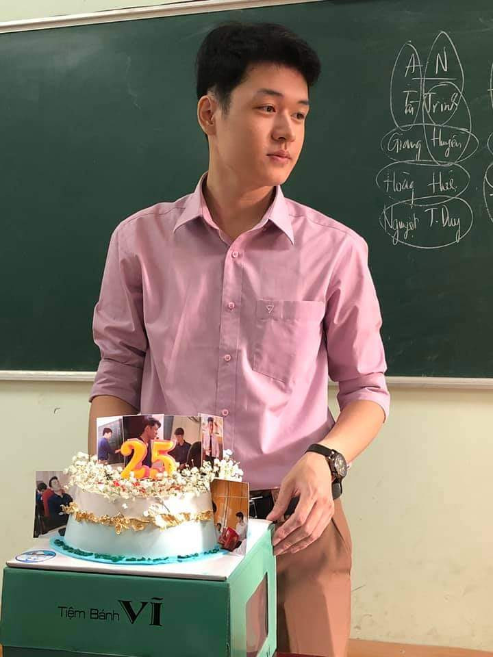 Thầy giáo đẹp trai thế này thì sao có thể không chăm học Toán được đây! "Mỹ nam" bạn đang ngắm là một giáo viên dạy Toán, và quan trọng là còn ĐỘC THÂN! ảnh 1