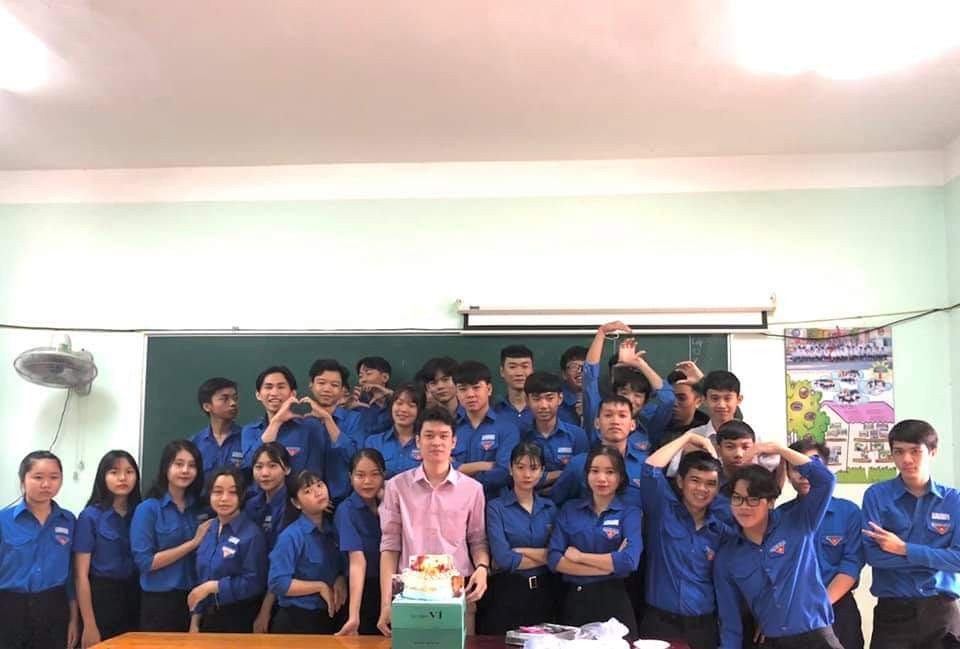 Thầy giáo trường người ta vừa trẻ trung, đẹp trai lại giỏi chuyên môn nữa đó! "Mỹ nam" bạn đang ngắm là một giáo viên dạy Toán, và quan trọng là còn ĐỘC THÂN! ảnh 5