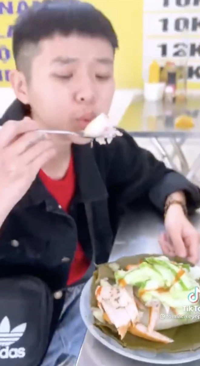 Chê quán bán bánh giò nguội nhưng vừa ăn vừa thổi, hot TikToker bị dân mạng phản đối ảnh 1