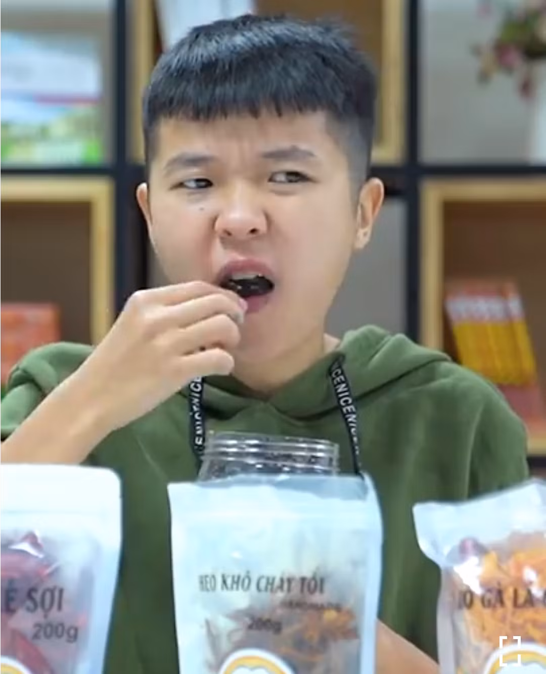 Chê quán bán bánh giò nguội nhưng vừa ăn vừa thổi, hot TikToker bị dân mạng phản đối ảnh 3