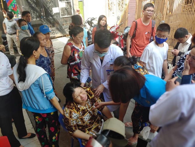 Mẹ em K. khóc ngất trước sự ra đi đột ngột của con trai đầu lòng. Toàn cảnh vụ cây phượng bật gốc đè vào người học sinh gây thương vong tại trường Bạch Đằng ảnh 7