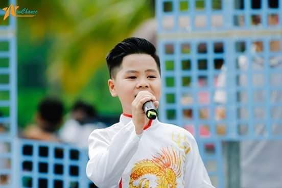 Khoe giọng chèo ngọt “lịm”, học sinh cùng quê Sơn Tùng gây “sốt” với bài ca nhớ trường ảnh 1