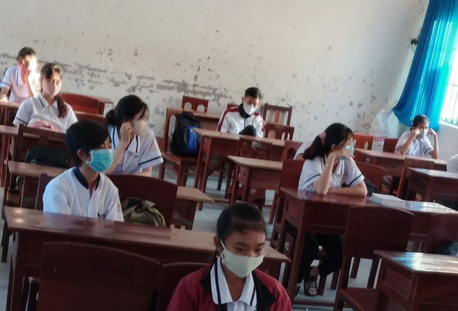 Trạm tin nóng: Teen được đo thân nhiệt, ngồi giãn cách nhau trong ngày đầu trở lại trường ảnh 1