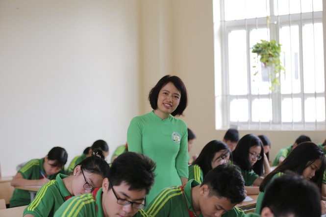 Cô Nguyễn Thị Huyền Hậu, giáo viên Ngữ Văn trường THCS Nguyễn Tri Phương (Hà Nội) Thầy cô chúng mình nói gì về phương pháp học và giảng bài trực tuyến mùa dịch COVID-19? ảnh 1
