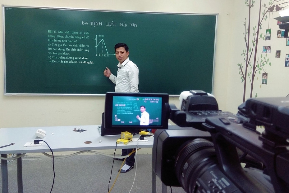 Để có được tiết học online hiệu quả, các thầy cô phải đầu tư rất nhiều tâm huyết, thời gian. Ảnh minh họa: Internet Thầy cô chúng mình nói gì về phương pháp học và giảng bài trực tuyến mùa dịch COVID-19? ảnh 3