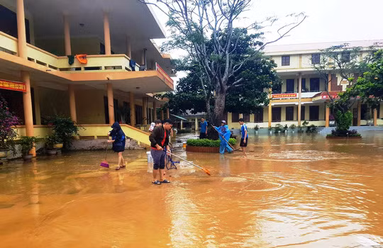 Xúc động hình ảnh cô trò vùng lũ hối hả dọn dẹp, sách vở lấm lem bùn đất sau bão lũ ảnh 3