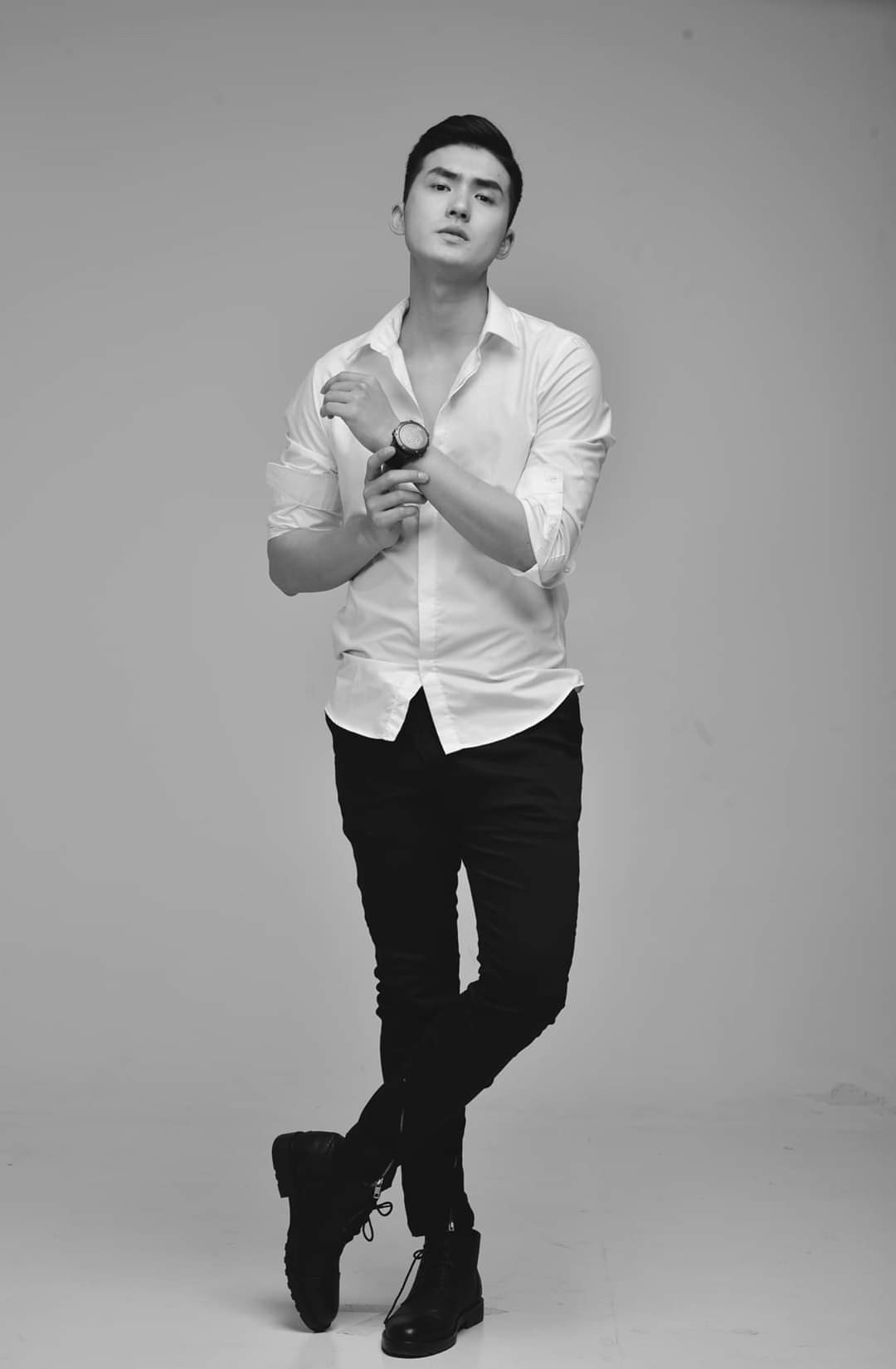 Thầy giáo livestream dạy Toán cực “gắt”, nhưng gây chú ý là nhan sắc “đánh cắp trái tim“ ảnh 5