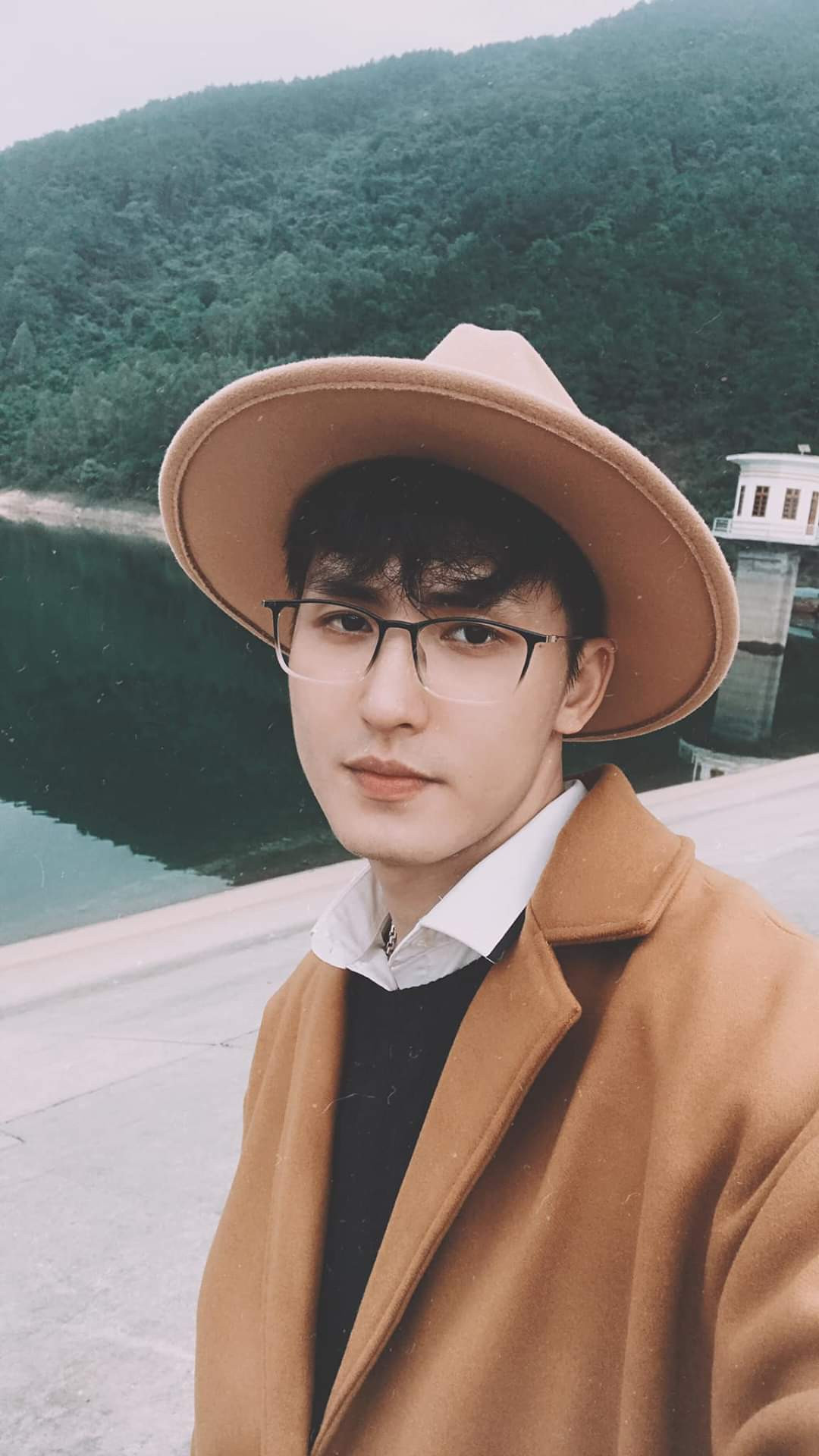 Thầy giáo livestream dạy Toán cực “gắt”, nhưng gây chú ý là nhan sắc “đánh cắp trái tim“ ảnh 4