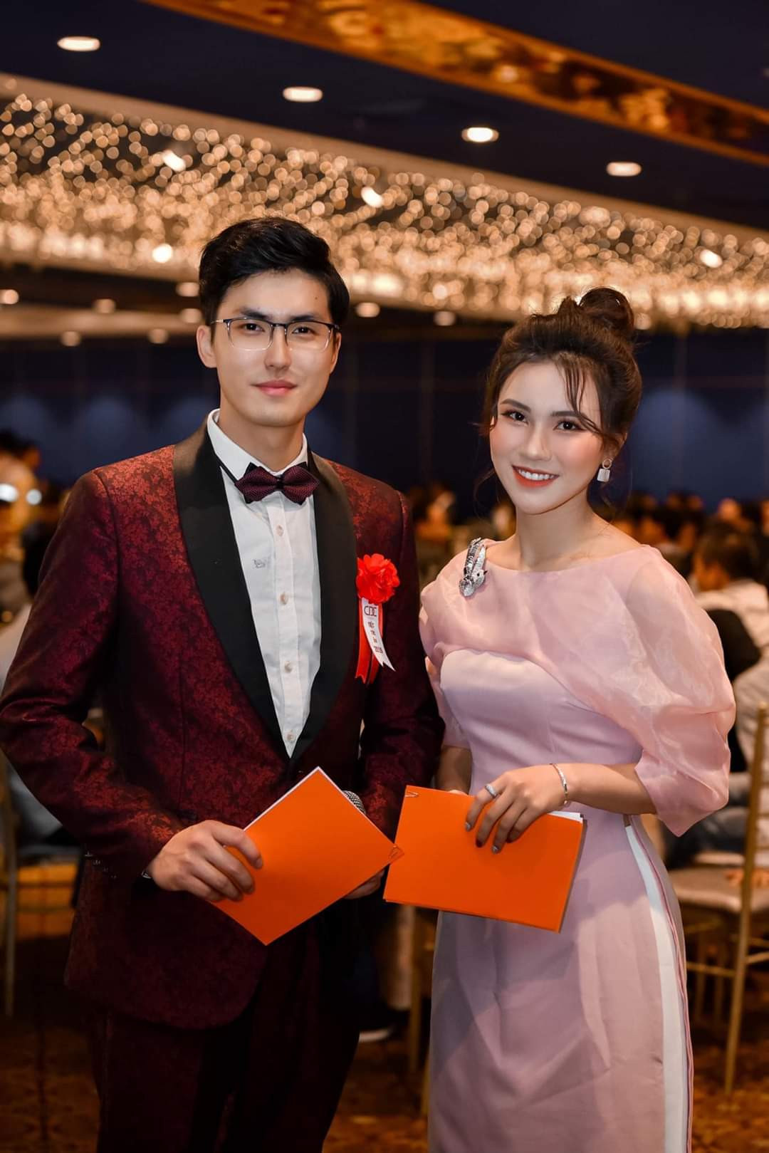 Thầy giáo livestream dạy Toán cực “gắt”, nhưng gây chú ý là nhan sắc “đánh cắp trái tim“ ảnh 7