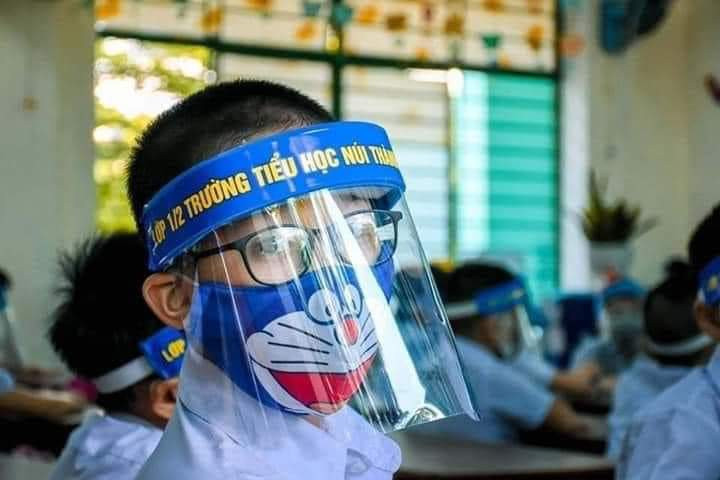 Không ít người cho rằng việc đeo tấm chắn có thể là "lợi bất cập hại". Câu hỏi gây tranh cãi nhất hôm nay: Học sinh có nên đeo tấm chắn khi trở lại trường? ảnh 4