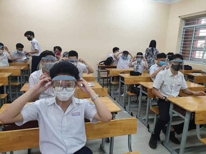 Việc học sinh đeo cả khẩu trang và kính chắn giọt bắn khiến cộng đồng mạng tranh cãi trái chiều. Câu hỏi gây tranh cãi nhất hôm nay: Học sinh có nên đeo tấm chắn khi trở lại trường? ảnh 3