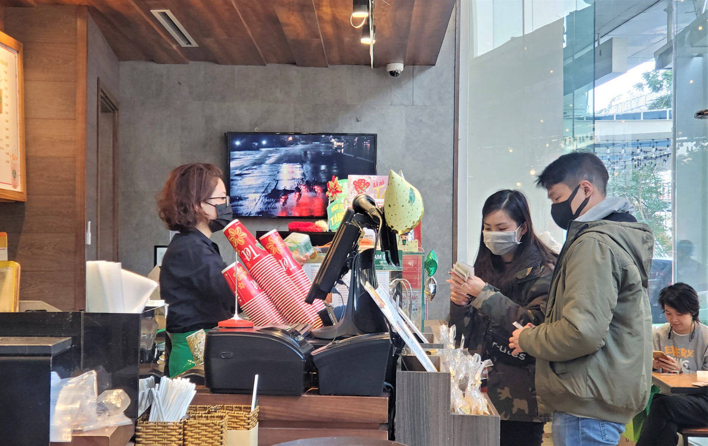 Bất kể là công việc gì, nhưng nếu phải ra ngoài trong thời gian này, chúng mình đừng quên đeo khẩu trang nhé! Ảnh minh họa: Internet Mùa dịch bệnh dễ “viêm màng túi”, bí quyết nào để “săn” công việc bán thời gian như ý? ảnh 1