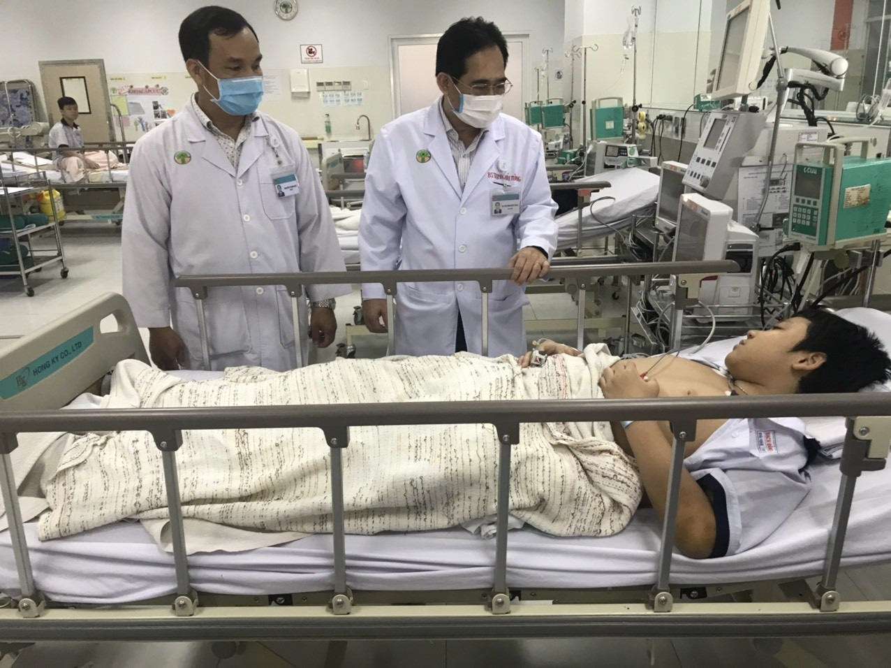 Một trong số các học sinh bị cây phượng đè trúng đang điều trị trong bệnh viện. Toàn cảnh vụ cây phượng bật gốc đè vào người học sinh gây thương vong tại trường Bạch Đằng ảnh 6