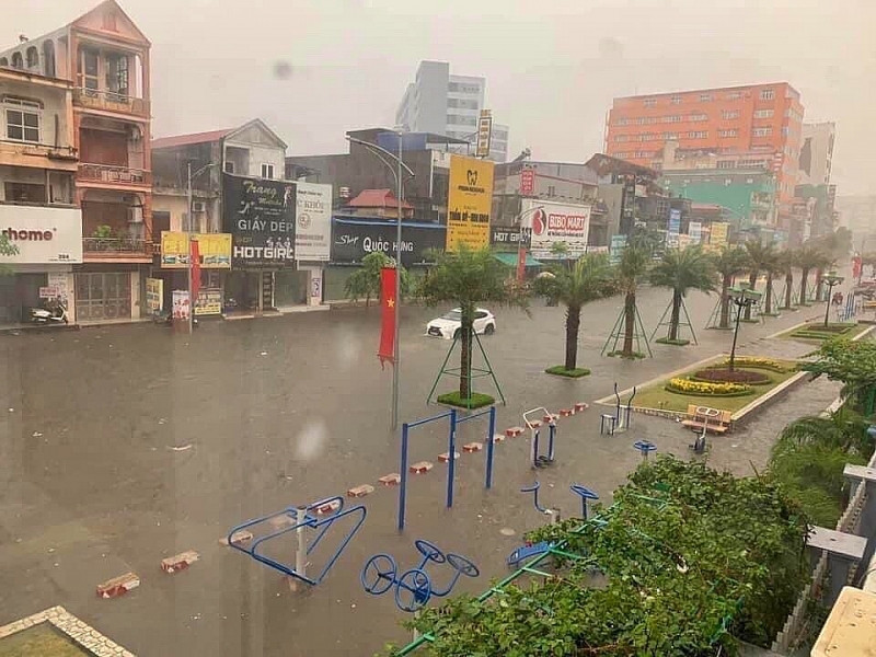 Mưa lớn khiến nhiều tuyến đường ở TP. Thái Nguyên thành sông ​ ảnh 1