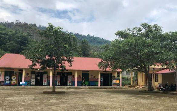 Mới nhất vụ cổng trường đổ sập 6 trẻ thương vong: Trụ cổng không có cốt thép ảnh 1