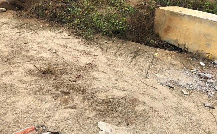 Mới nhất vụ cổng trường đổ sập 6 trẻ thương vong: Trụ cổng không có cốt thép ảnh 4