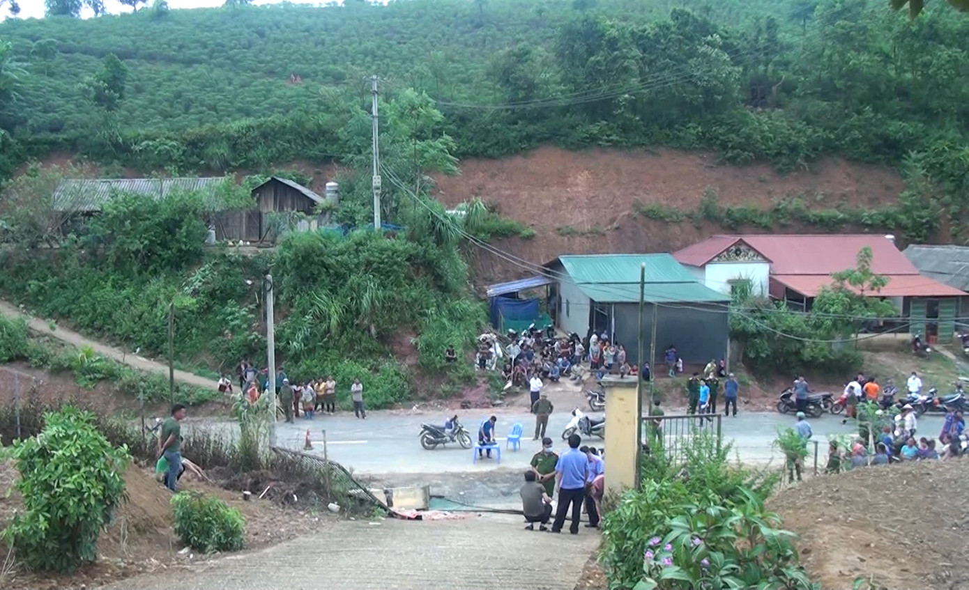 Mới nhất vụ cổng trường đổ sập 6 trẻ thương vong: Trụ cổng không có cốt thép ảnh 2