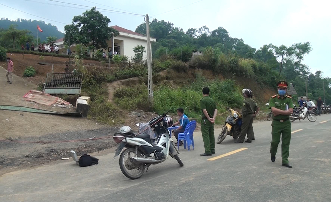 Mới nhất vụ cổng trường đổ sập 6 trẻ thương vong: Trụ cổng không có cốt thép ảnh 7