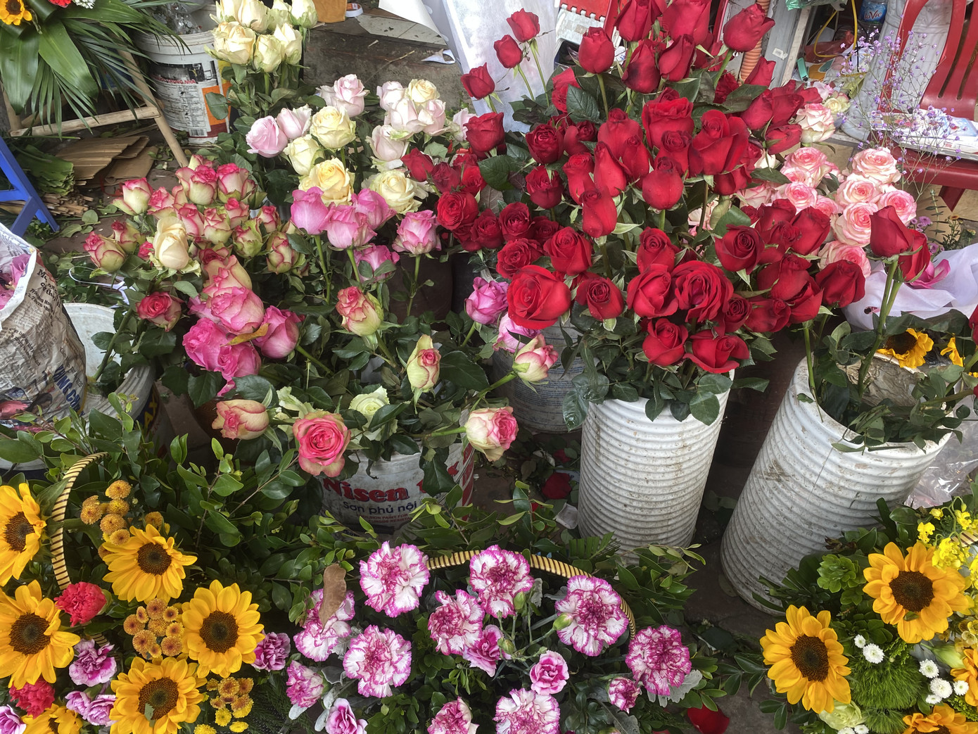 Sát 20/10 khan hiếm hoa giá rẻ, quà tặng ‘sang chảnh’ ế ẩm ảnh 2