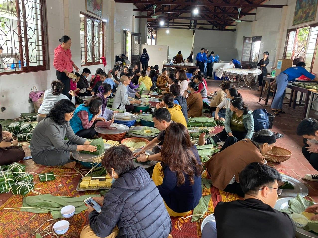 Tăng ni, phật tử Hà Nội gửi hàng nghìn bánh chưng chay vào miền Trung ảnh 2